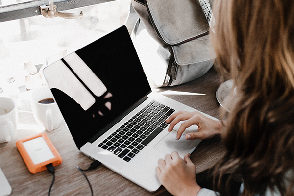 woman working on laptop at cafe