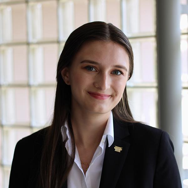 Rebecca Popp headshot